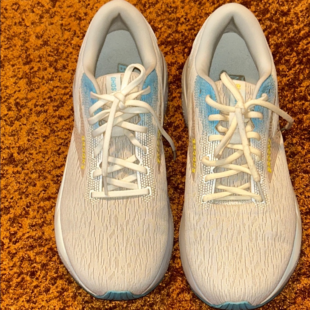 Brooks Women's Athletic Shoes - White and Light Blue